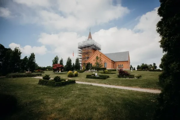 VI etap zagospodarowania otoczenia kościoła w Słonowicach – gmina ogłasza ofertę