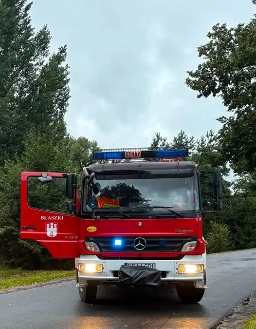 Wójcice: Strażacy usuwają powalone drzewa po nocnych wichurach