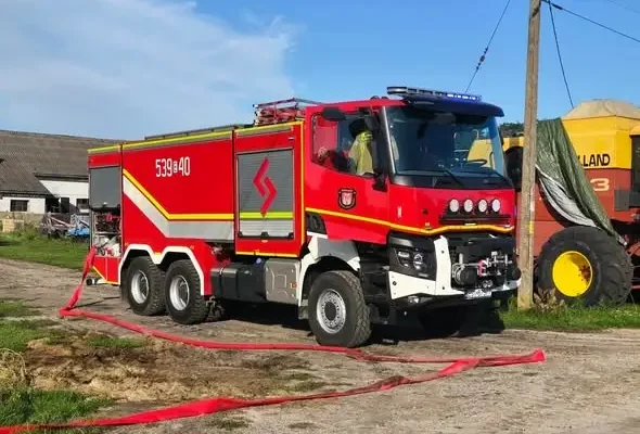 Pożar budynku gospodarczego w Kolonii Podłężyce – strażacy w akcji