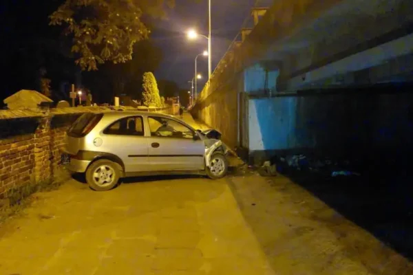 Prawie 2,3 promila i sądowy zakaz. Pijany kierowca uderzył w wiadukt w Sieradzu