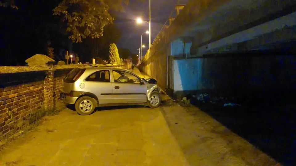 Prawie 2,3 promila i sądowy zakaz. Pijany kierowca uderzył w wiadukt w Sieradzu