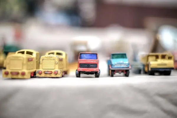 Miniaturowe samochody z PRL-u zachwyciły gości w bibliotece w Burzeninie