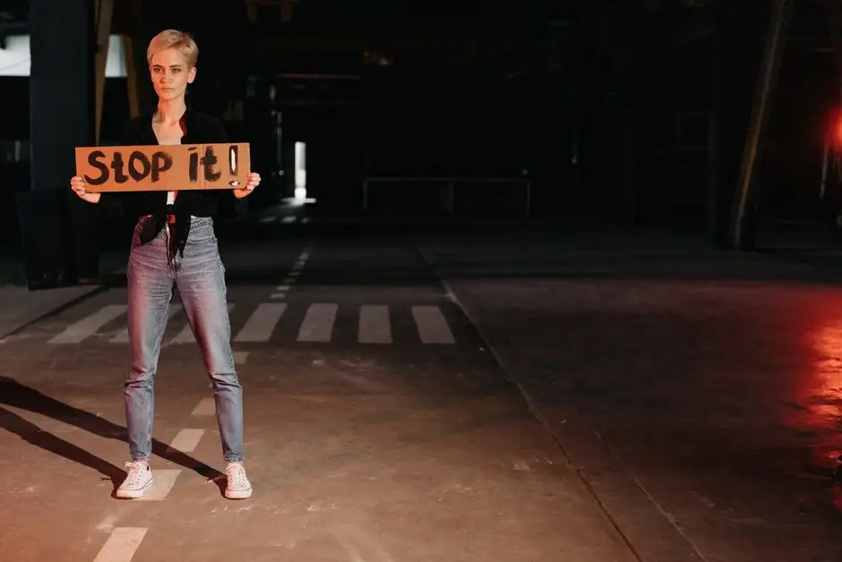 Światowy Dzień Walki z Handlem Ludźmi – jak się chronić?