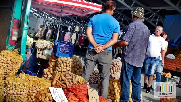 Ostatni dzień wakacji na targowisku w Złoczewie: ziemniaki już od 1 zł