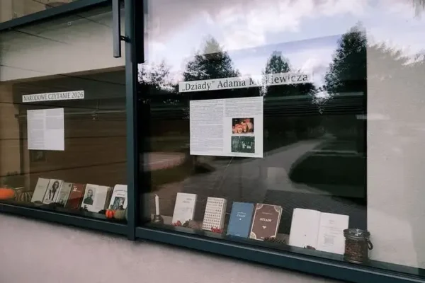Wrześniowa wystawka w bibliotece poświęcona „Dziadom” na Narodowe Czytanie 2026