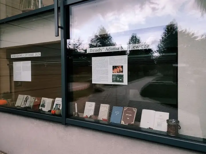 Wrześniowa wystawka w bibliotece poświęcona „Dziadom” na Narodowe Czytanie 2026