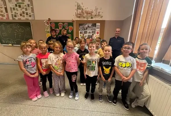 Sieradzkie policjantki edukują uczniów w ramach akcji „Bezpieczna droga do szkoły”