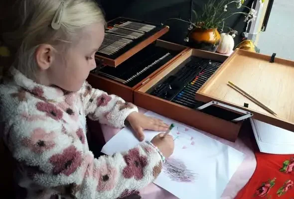 Młodzi artyści na Jarmarku Powiatowym w Sieradzu tworzyli gliniane prace z BWA