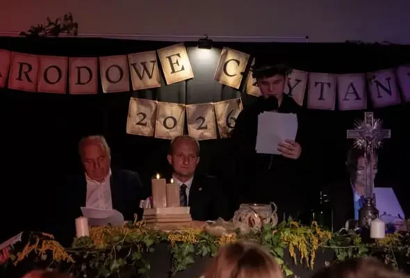 Narodowe Czytanie „Dziadów” w Marzeninie — mroczny klimat w Zespole Szkół