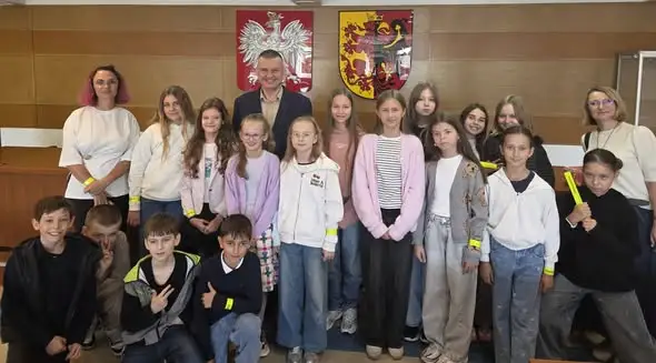 Uczniowie z Sieradza odwiedzili gabinet Starosty. Były pytania i lekcja historii