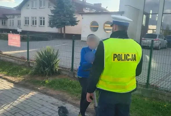 Sieradz: policjanci rozdawali dzieciom kaski ochronne