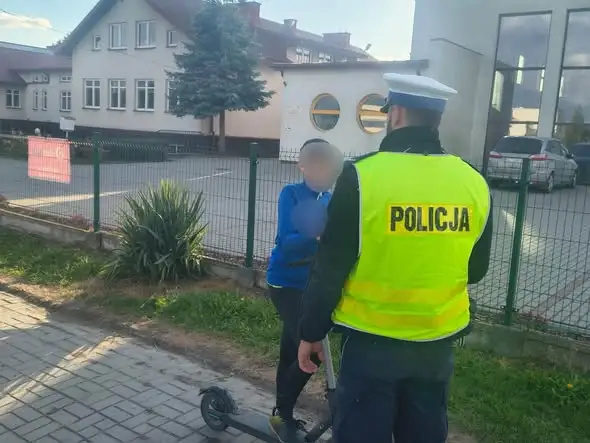 Sieradz: policjanci rozdawali dzieciom kaski ochronne
