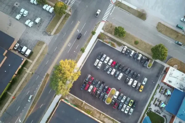 Portfel znaleziony na parkingu przy przystanku w Burzeninie. Czeka na właściciela