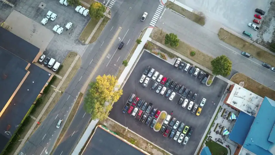 Portfel znaleziony na parkingu przy przystanku w Burzeninie. Czeka na właściciela